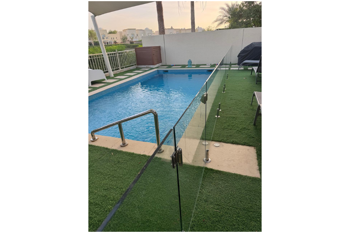 Swimming_Pool_glass_in_dubai_with_cerijolandscaping