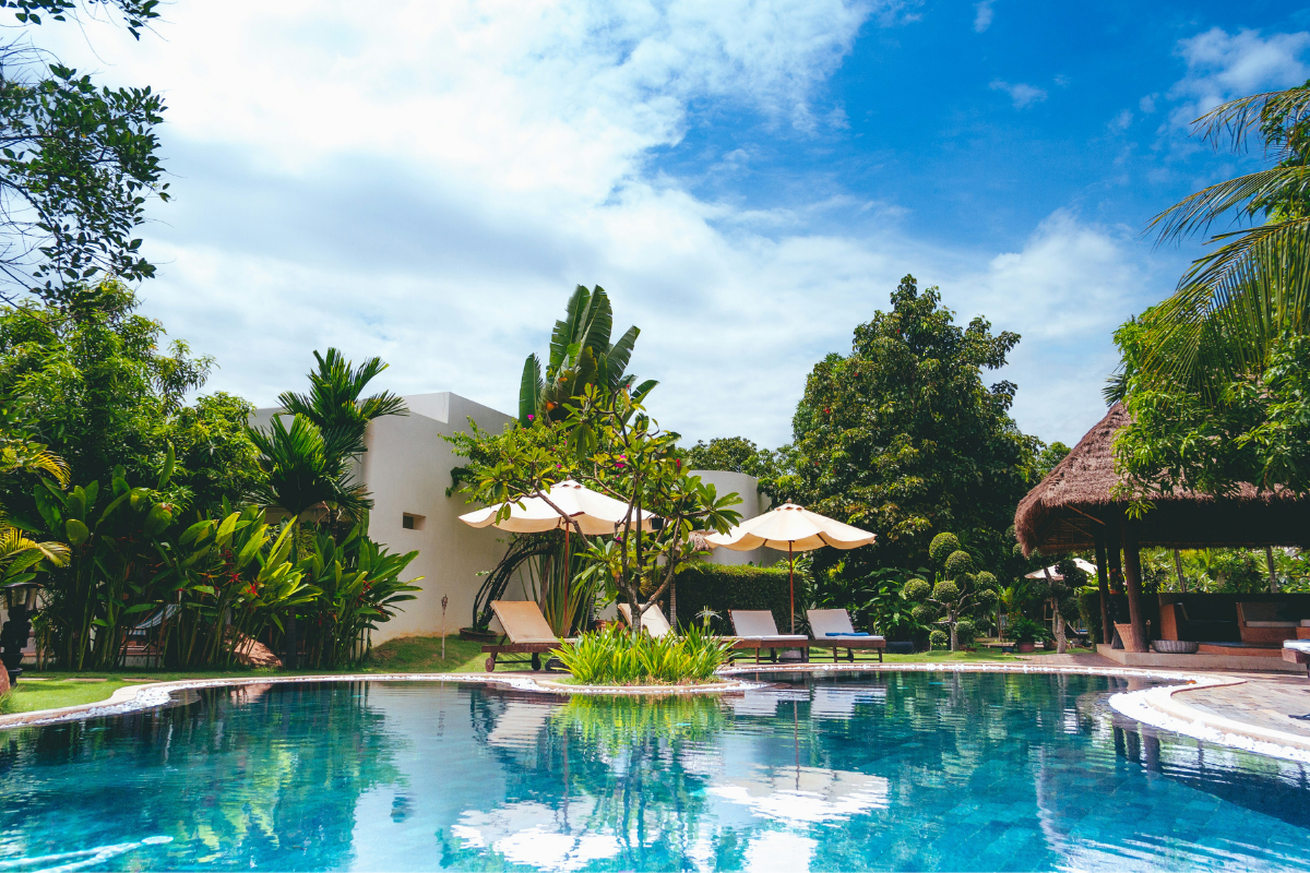 big-villa-pool-cerijolandscaping