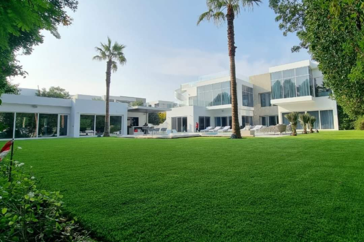 installation-outdoor-fake-grass-in-dubai